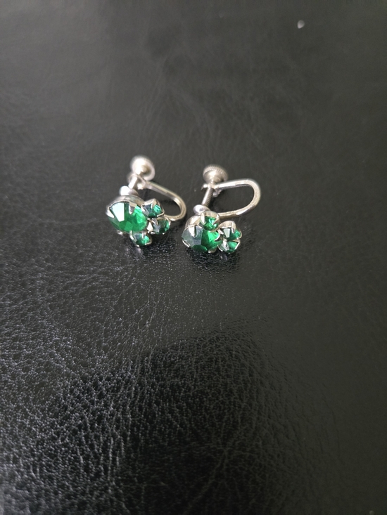 None Jewelry - Vintage Emerald Green Rhinestone Screwback Earrings Silver Tone Cluster